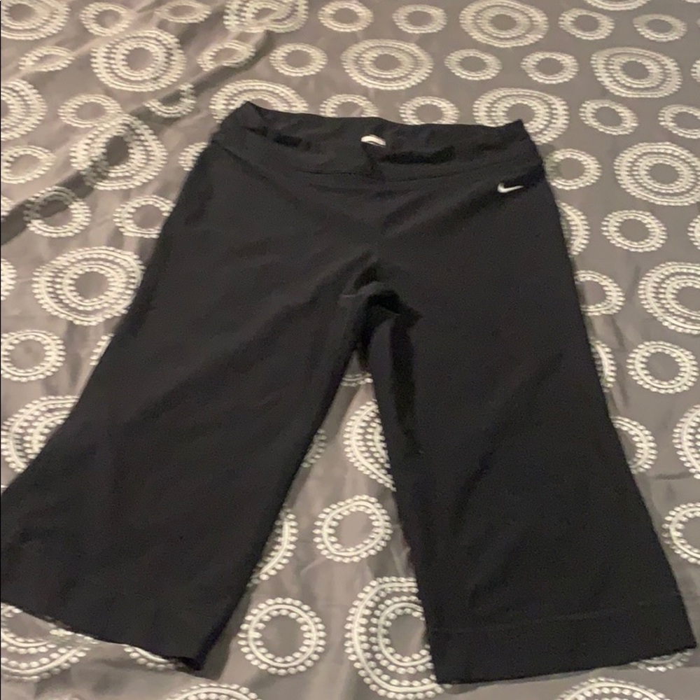 Nike medium (8-10)women’s Capri length yoga pants